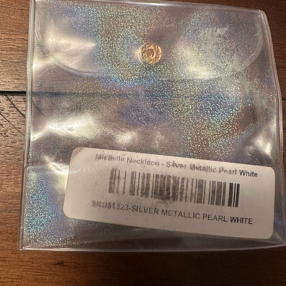 By Alexa Rae "Michelle" necklace in silver metallic pearl white - Picture 3 of 3